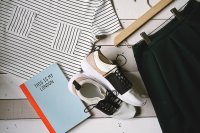 Sneakers naar kantoor mag nu officieel, mits je dit doet