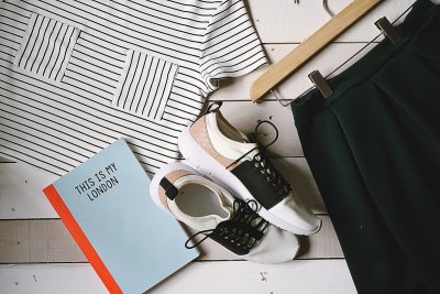 Sneakers naar kantoor mag nu officieel, mits je dit doet